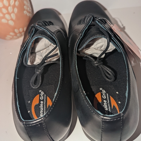 Genuine Grip Mens Shoes 10.5M Work Slip and Oil Resistant Cushion Comfort.New - Picture 7 of 15